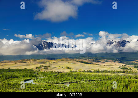 Paysage de montagne avec fleuve et sommets enneigés Banque D'Images