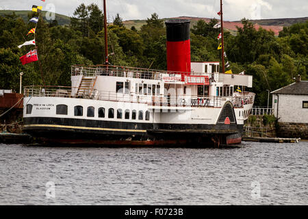 Le Loch Lomond, Glasgow, Ecosse, Royaume-Uni. 9 Août, 2015 : Météo : les vacanciers et les touristes appréciant le week-end sur le Loch Lomond. Bien que le temps était couvert et les touristes sont venus pour profiter encore de leurs sorties sur le Loch Lomond pendant la pause de fin de semaine. Peu importe le temps le Loch Lomond a attiré l'intérêt et témoignages du monde entier pour sa beauté à couper le souffle, la faune variée et de la richesse de l'histoire, les légendes et le folklore. Credit : Dundee Photographics/Alamy Live News Banque D'Images