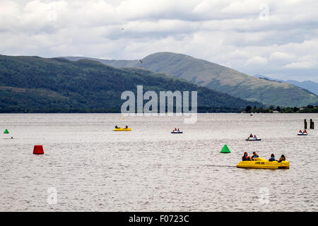 Le Loch Lomond, Glasgow, Ecosse, Royaume-Uni. 9 Août, 2015 : Météo : les vacanciers et les touristes appréciant le week-end sur le Loch Lomond. Bien que le temps était couvert et les touristes sont venus pour profiter encore de leurs sorties sur le Loch Lomond pendant la pause de fin de semaine. Peu importe le temps le Loch Lomond a attiré l'intérêt et témoignages du monde entier pour sa beauté à couper le souffle, la faune variée et de la richesse de l'histoire, les légendes et le folklore. Credit : Dundee Photographics/Alamy Live News Banque D'Images