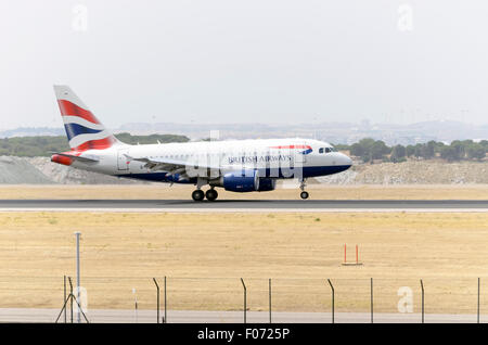Madrid, Espagne. 8 Août, 2015. -L'avion Airbus A318-112-, -d- British Airways Compagnie aérienne, est à l'atterrissage sur l'aéroport- -Adolfo Suarez, le 8 août 2015. Credit : Russet pomme/Alamy Live News Banque D'Images
