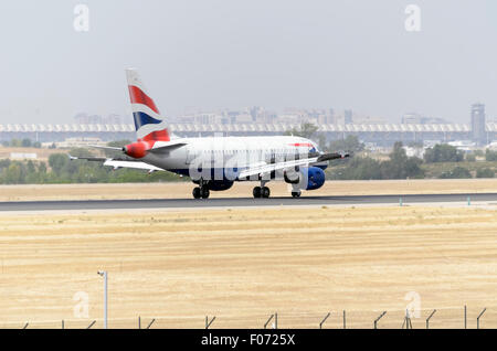 Madrid, Espagne. 8 Août, 2015. -L'avion Airbus A318-112-, -d- British Airways Compagnie aérienne, est à l'atterrissage sur l'aéroport- -Adolfo Suarez, le 8 août 2015. Credit : Russet pomme/Alamy Live News Banque D'Images