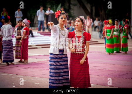 09 août, 2015 Dhaka, Bangladesh. 9 Août, 2015. Les gens de la communauté bangladaise participe à un rassemblement de Dhaka, a tenu à célébrer Organisation des Nations Unies (ONU) Journée internationale des populations autochtones. L'événement est observé pour promouvoir et protéger les droits des communautés autochtones riches et diverses cultures. © K M Asad/ZUMA/Alamy Fil Live News Banque D'Images