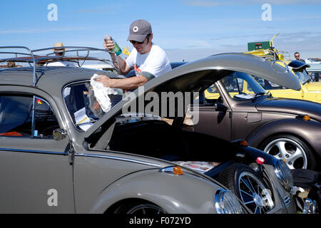 L'homme à polir ses volkswagen au salon de l'automobile vw sur southsea common england uk 2015 Banque D'Images