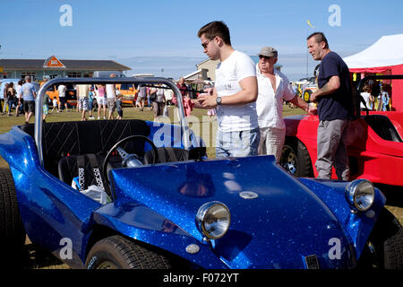 Propriétaire de sexe masculin du polissage sa Volkswagen beach buggy à la vw car show sur southsea common england uk 2015 Banque D'Images