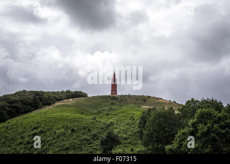 SILKEBORG, DANEMARK - 23 JUILLET - 2015 : le sommet de la montagne par le lac Gudenaaen par temps nuageux. Banque D'Images