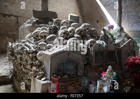 Crânes dans Fontanel, cimetière Sanità trimestre Naples Banque D'Images