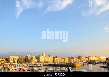 Vue panoramique sur le coucher du soleil sur la ville de Gijón et marina dans le Nord de l'Espagne Banque D'Images