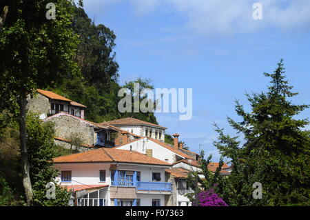 Les bâtiments blancs et maison à Tazones village poisson en Espagne Banque D'Images