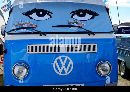 Couvercle de protection solaire avec les yeux sur un camping-car vokswagen au vw car show sur southsea common england uk 2015 Banque D'Images