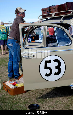 Un propriétaire à polir ses volkswagen au salon de l'automobile vw sur southsea common england uk 2015 Banque D'Images