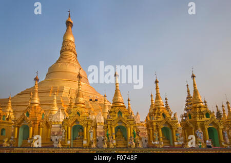 En Asie, LE MYANMAR (BIRMANIE), Rangoon (Yangon), Paya Shwedagon, Temple bouddhiste (6-10ème siècle), avec de plus petits un stupa doré Banque D'Images