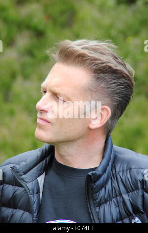 Vallée de Goyt, Peak District, UK. 9 Août, 2015. Diffuseur, Chris Packham se joint à Goytsclough militants carrière près de Buxton pour condamner la persécution illégale de hen Harrier. Packham a déclaré que le busard Saint-Martin est devenu un symbole totémique qui est quelque chose de mal avec notre paysage insidieusement et ses mauvais traitements". Les ornithologues amateurs contre la criminalité liée aux espèces sauvages dire l'oiseau de proie était 'commun et répandu, mais 'relentless' la persécution s'est traduit par une "chute cataclysmique' en nombre. Le Peak District est l'un des sept qui ont lieu partout au Royaume-Uni aujourd'hui. Credit : Deborah Vernon/Alamy Live News Banque D'Images