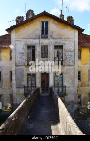 Ancienne grande maison abandonnée à Sintra Banque D'Images