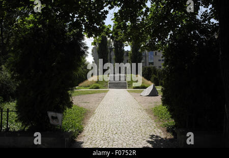 Vue ensoleillée à travers les arbres d'entrée chemin vers Anielewicz Mound, Organisation de Combat juive tombe, 18 rue Mila, Varsovie Banque D'Images