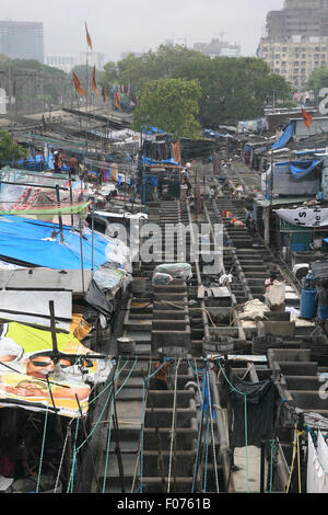 Les gens de Dhobi Ghat, le plus grand service de blanchisserie en plein air le 24 juin 2010 à Mumbai, Inde. Banque D'Images