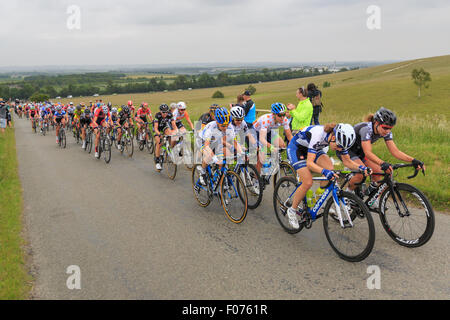 Le peloton sur la montée de la catégorie Therfield Heath, à l'extérieur de Royston, sur la quatrième étape de l'Aviva féminin 2015 Banque D'Images