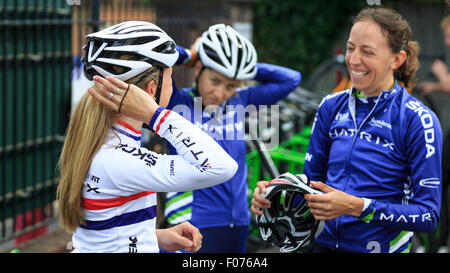 Laura Kenny (Laura Trott) (l), Kim Le Court (c) et Helen Wyman (r) avant l'étape finale de l'Aviva Women's Tour 2015 Banque D'Images