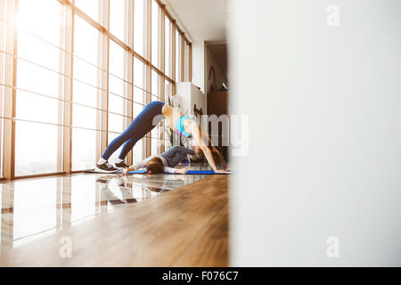 Mère et fille qui remonte dans la salle de sport Banque D'Images