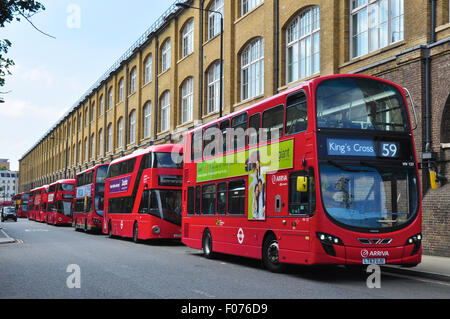 Des files d'Autobus (Bus) en voie de New York à côté de la gare de King's Cross, Londres, Angleterre, Royaume-Uni Banque D'Images