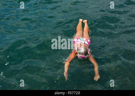 High angle view of senior woman que nager avec des lunettes dans la mer. Banque D'Images