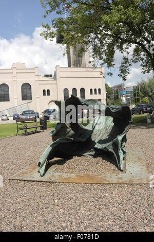 Ciel bleu, portrait des voitures stationnées et tour d'observation, reste de Jozef Poniatowski Statue, Musée de l'Insurrection de Varsovie, Varsovie Banque D'Images