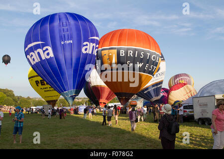 Bristol, Royaume-Uni. 8e août, 2015. Bristol International Balloon Fiesta 2015 soir Ascension de Masse est surveillé par des foules considérables. Credit : Keith Larby/Alamy Live News Banque D'Images