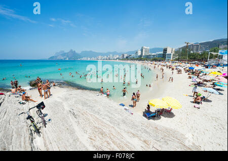 RIO DE JANEIRO, Brésil - le 17 janvier 2015 : amateurs de profiter d'une mer calme à l'Arpoador fin de la plage d'Ipanema. Banque D'Images