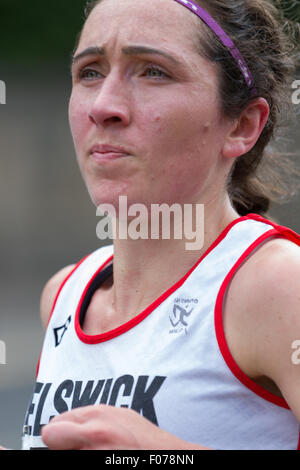 Darlington, Durham Co., England, UK. Dimanche 9 août, 2015. Femme la plus rapide du 28e congrès annuel de 10 km de Darlington road Race, Justina Heslop de Elswick Harriers, avec un temps de 34:45:44 (34), vue ici en direction nord-ouest le long de la route des bois, sur le deuxième des deux circuits. Crédit : Andrew Nicholson/Alamy Live News Banque D'Images