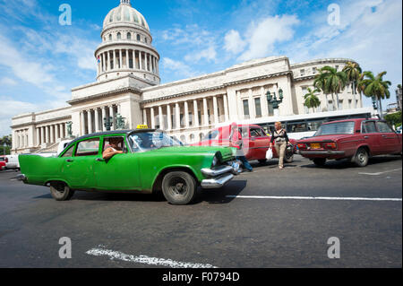 La HAVANE, CUBA - Juin 2011 : Classic green voiture américaine passe devant le Capitolio building dans le centre de La Havane. Banque D'Images