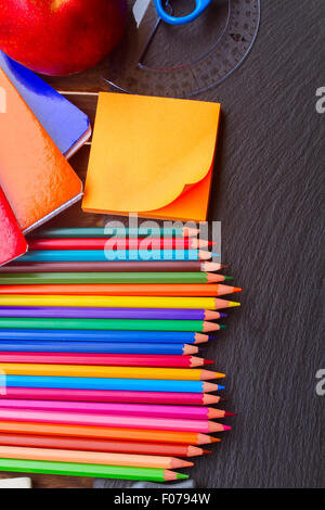 Ensemble de crayons de couleur sur le tableau noir Banque D'Images