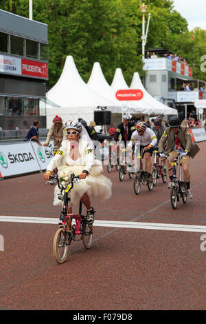 Monica Oliver, dans bridalwear, lors de la 10e finale des Championnats du monde Brompton, partie de Prudential RideLondon 2015 Banque D'Images