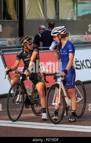 Giorgia Bronzini (l) et Laura Kenny (Laura Trott) (r) sur la ligne de départ du Grand Prix 2015 Prudential RideLondon Banque D'Images