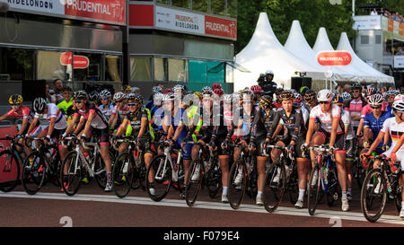 Le peloton s'assemble sur la ligne de départ pour le Grand Prix 2015 Prudential RideLondon Banque D'Images