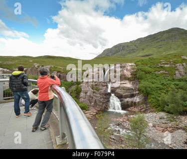 Allt Eide Lairig waterfall - touristes prenant des photos - du point de vue sur l'A82 route à travers Glencoe, Ecosse, Royaume-Uni Banque D'Images