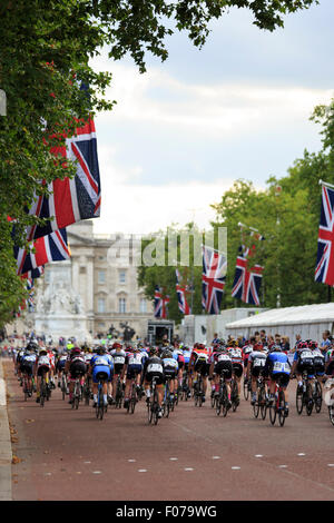 Le peloton en descendant vers le centre commercial, le palais de Buckingham, au cours de la Prudential RideLondon Grand Prix 2015 Banque D'Images