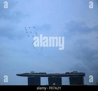 Singapour. 09Th Aug 2015. 20 avions ont survolé dans un '50' formation dans le ciel au-dessus de la Marina Bay Sands Casino , Singapour pour célébrer le jubilé de Singapour Crédit : Marty Windle/Alamy Live News Banque D'Images