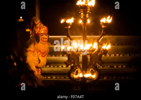 Un danseur portant des Oufits hanuman se présentant pendant le kecak et le spectacle de danse du feu à Ubud, Gianyar, Bali, Indonésie. Banque D'Images