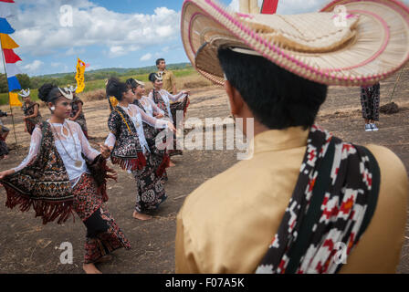 De jeunes femmes qui exécutent la danse traditionnelle de l'île de Rote pour accueillir des représentants du gouvernement lors d'une cérémonie à l'île de Rote, en Indonésie. Banque D'Images