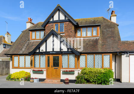 1930 2 étages maison individuelle dans une simulation de style Tudor, avec double-vitrage dans le West Sussex, Angleterre, Royaume-Uni. Banque D'Images