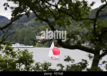 Bowness Bay sur le lac Windermere, Cumbria, Royaume-Uni. 9 Août, 2015. Météo France pour les touristes de l'après-midi nuageux terne .avec l'Extrême à Sawery dans le car-ferry Crédit : Gordon Shoosmith backgroun/Alamy Live News Banque D'Images