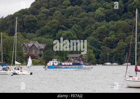 Bowness Bay sur le lac Windermere, Cumbria, Royaume-Uni. 9 Août, 2015. Météo France pour les touristes de l'après-midi nuageux terne .avec l'Extrême à Sawery dans le car-ferry Crédit : Gordon Shoosmith backgroun/Alamy Live News Banque D'Images