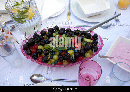 Salade de petits fruits mélangés sur la table Set Banque D'Images