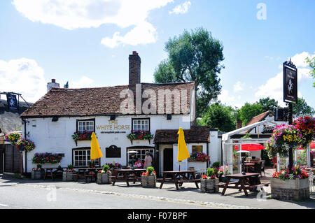 L'Auberge du Cheval Blanc, le Village de Longford, le London, Greater London, Angleterre, Royaume-Uni Banque D'Images