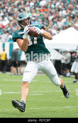 Philadelphie, Pennsylvanie, USA. 9 Août, 2015. Philadelphia Eagles tight end Brent Celek (87) attrape la balle au cours de camp d'entraînement à la Lincoln Financial Field à Philadelphie, Pennsylvanie. Christopher Szagola/CSM/Alamy Live News Banque D'Images