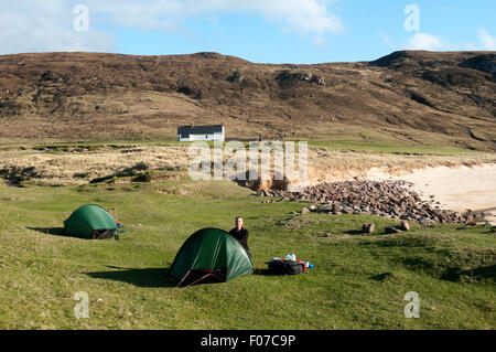 Camping sauvage près de Kearvaig Bothy à Kearvaig Bay, sur la côte nord est du Cap Wrath, Sutherland, Scotland, UK. Banque D'Images