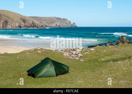 Camping sauvage à Kearvaig Bay, sur la côte nord est du Cap Wrath, Sutherland, Scotland, UK. Banque D'Images