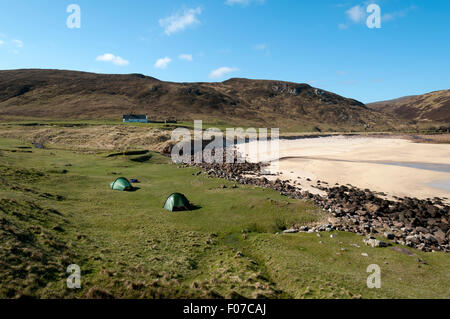 Camping sauvage près de Kearvaig Bothy à Kearvaig Bay, sur la côte nord est du Cap Wrath, Sutherland, Scotland, UK. Banque D'Images