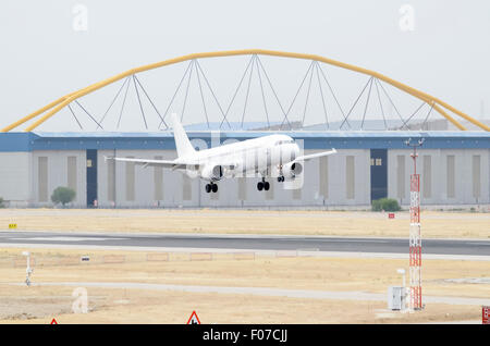 Madrid, Espagne. 8 Août, 2015. -L'avion Airbus A320-211-, -d- SmartLynx, compagnie aérienne est l'atterrissage sur l'aéroport- -Adolfo Suarez, le 8 août 2015. Credit : Russet pomme/Alamy Live News Banque D'Images