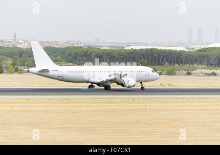 Madrid, Espagne. 8 Août, 2015. -L'avion Airbus A320-211-, -d- SmartLynx, compagnie aérienne est l'atterrissage sur l'aéroport- -Adolfo Suarez, le 8 août 2015. Credit : Russet pomme/Alamy Live News Banque D'Images