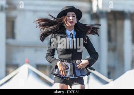 Londres, Royaume-Uni. 9 août 2015. Les joueurs de K-pop, f(x), de produire sur scène devant un public de milliers à Trafalgar Square dans le cadre du London Festival Coréen 2015. L'événement met en valeur historique et moderne de la Corée le patrimoine culturel à travers la danse, musique, nourriture et plus. f(x) est l'un des plus célèbres d'Asie K-Pop des groupes. Le groupe multi-national est composé de membres coréens Sulli, Luna et Krystal avec les membres chinois ambre et Victoria. f(x)le nom s'est un jeu sur la notation pour mathemetical avec fonction 'f'' qui signifie 'fleur' et 'x' qui signifie la femelle double chromosome. © Stephen Chung/A Banque D'Images